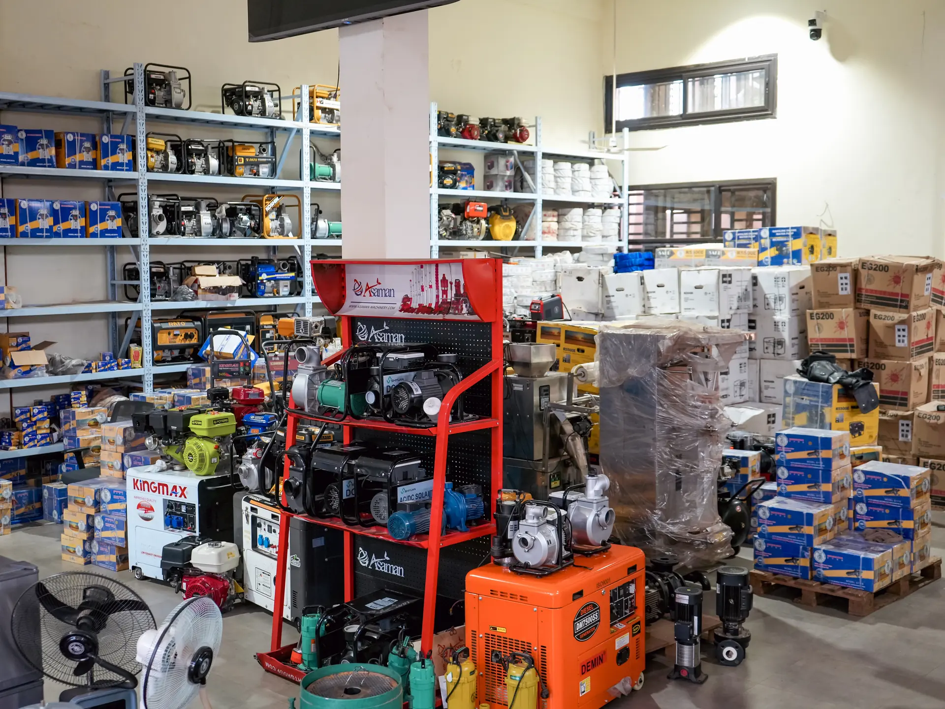 Arrivage MC Produces dans le showroom ETS Moustapha Cissé à Bamako